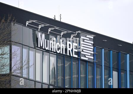 Monaco, Germania. 19th Apr, 2023. Scritta, logo aziendale, logo a Monaco Schwabing. edificio, facciata. Monaco Re Group, riassicurazione. ? Credit: dpa/Alamy Live News Foto Stock