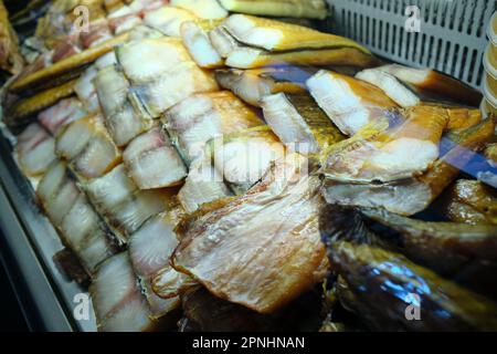 Balyk fatto di asp, carpa e storione si trova sul banco. Grasso lucido (omega-3). Foto Stock