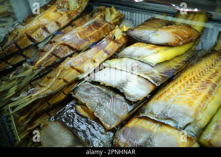 Balyk fatto di asp, carpa e storione si trova sul banco. Grasso lucido (omega-3). Foto Stock