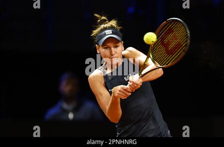 Stoccarda, Germania. 19th Apr, 2023. Tennis: WTA Tour - Stuttgart, single, donne, 1st giri singoli alla Porsche Arena. Veronika Kudermetova dalla Russia in azione contro Gauff dagli Stati Uniti. Credit: Marijan Murat/dpa/Alamy Live News Foto Stock