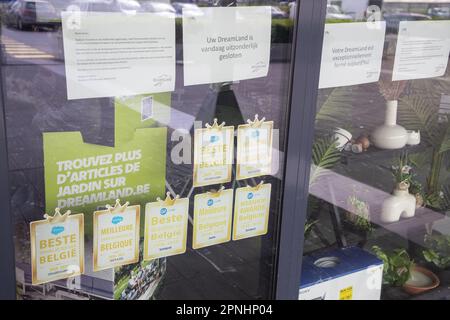 Lotto, Belgio. 19th Apr, 2023. Il ramo Drogenbos dei negozi Dreamland e Dreambaby del gruppo Colruyt ha mostrato mercoledì 19 aprile 2023. Discount Colruyt ha annunciato piani per chiudere uno dei suoi negozi di giocattoli Dreamland e 5 dei negozi di prodotti per bambini Dreambaby, minacciando il lavoro di fino a 192 persone su un totale di circa 1100. FOTO DI BELGA NICOLAS MAETERLINCK Credit: Belga News Agency/Alamy Live News Foto Stock