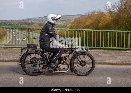 1927, anni '70, British Ajs (A J Stevens & Co (AJS), motocicletta ohv H5 350cc a 1 cil.; attraversamento del ponte autostradale a Greater Manchester, Regno Unito Foto Stock