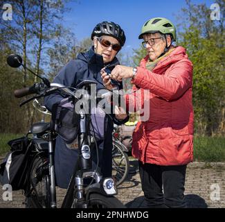 Voorst - gli anziani frequentano una clinica ciclistica per promuovere la sicurezza ciclistica. Durante la clinica, l'ex ciclista professionale Henk Lubberding rende i partecipanti consapevoli del loro comportamento, atteggiamento e sicurezza su una e-bike. ANP RAMON VAN FLYMEN olanda fuori - belgio fuori Foto Stock