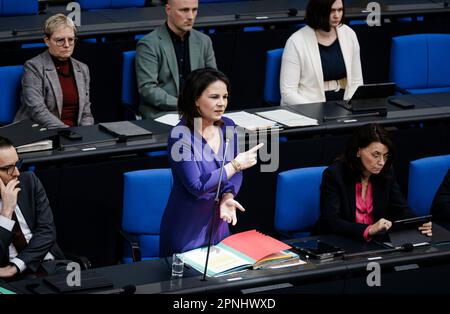 Berlino, Germania. 19th Apr, 2023. Annalena Baerbock (Alleanza 90/Verdi), Ministro degli esteri federale, ha fotografato durante un'indagine del governo nel Bundestag tedesco di Berlino. 04/19/2023. Credit: dpa/Alamy Live News Foto Stock