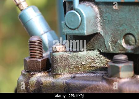 Testata del motore diesel con vista dei dispositivi di fissaggio e dell'iniettore carburante sullo sfondo Foto Stock