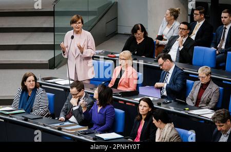 Berlino, Germania. 19th Apr, 2023. Bettina Stark-Watzinger, Ministro federale dell'istruzione e della ricerca, ha partecipato a un'indagine del governo nel Bundestag tedesco di Berlino. 04/19/2023. Credit: dpa/Alamy Live News Foto Stock