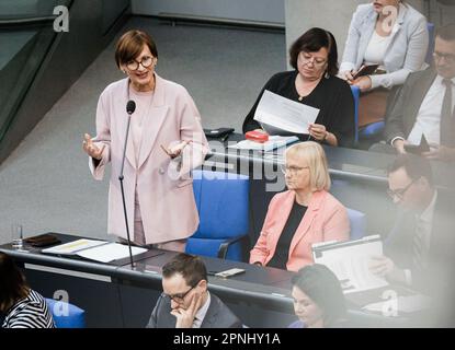 Berlino, Germania. 19th Apr, 2023. Bettina Stark-Watzinger, Ministro federale dell'istruzione e della ricerca, ha partecipato a un'indagine del governo nel Bundestag tedesco di Berlino. 04/19/2023. Credit: dpa/Alamy Live News Foto Stock