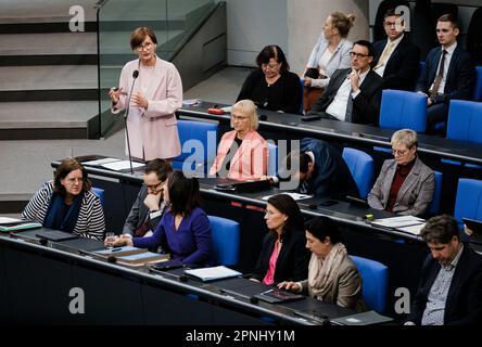 Berlino, Germania. 19th Apr, 2023. Bettina Stark-Watzinger, Ministro federale dell'istruzione e della ricerca, ha partecipato a un'indagine del governo nel Bundestag tedesco di Berlino. 04/19/2023. Credit: dpa/Alamy Live News Foto Stock