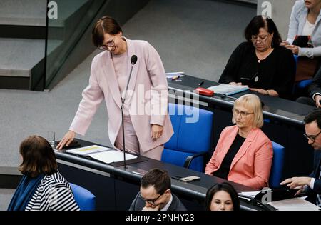 Berlino, Germania. 19th Apr, 2023. Bettina Stark-Watzinger, Ministro federale dell'istruzione e della ricerca, ha partecipato a un'indagine del governo nel Bundestag tedesco di Berlino. 04/19/2023. Credit: dpa/Alamy Live News Foto Stock