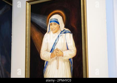 Ritratto di Santa Madre Teresa di Calcutta in una chiesa di Varsavia Polonia nel 2023 Foto Stock