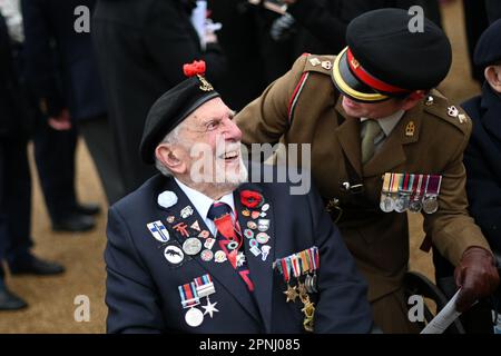 Foto del file datata 14/11/21 del veterano del D-Day, Joe Cattini (a sinistra) di 98 anni si forma con i veterani della Horse Guards Parade prima del servizio della domenica di commemorazione al Cenotaph, a Whitehall, Londra. Un 'gigante' della comunità veterana del D-Day è morto appena tre mesi dopo il suo 100th° compleanno. Il British Normandy Memorial ha confermato la morte di Joe Cattini martedì 18 aprile, che era stato un ambasciatore per il memoriale. Data di emissione: Mercoledì 19 aprile 2023. Foto Stock