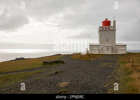 Faro panoramico e spettacolare sulla cima della scogliera di Dyrholaey, in Islanda. Foto Stock