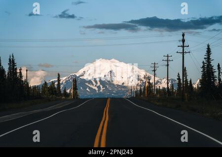 Dirigendosi verso Glenallen sull'autostrada 1, la Glenn Highway, in Alaska, conduce proprio di fronte al Monte Drum, con la sua vetta innevata che torreggia alla fine di Foto Stock