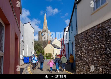 Sergeant's Lane, St Julian Street, Tenby, Pembrokeshire, Galles, Regno Unito: sede della fabbrica di birra Harbwr, Tap & Kitchen Foto Stock
