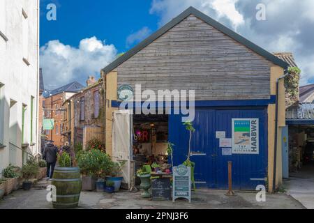 Sergeant's Lane, St Julian Street, Tenby, Pembrokeshire, Galles, Regno Unito: sede della fabbrica di birra Harbwr, Tap & Kitchen Foto Stock