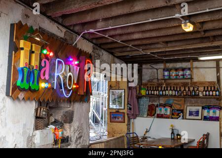 Sergeant's Lane, St Julian Street, Tenby, Pembrokeshire, Galles, Regno Unito: sede della fabbrica di birra Harbwr, Tap & Kitchen Foto Stock