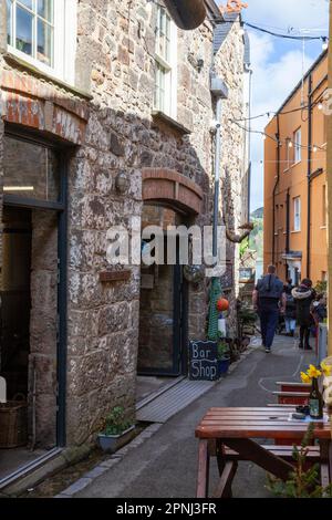 Sergeant's Lane, St Julian Street, Tenby, Pembrokeshire, Galles, Regno Unito: sede della fabbrica di birra Harbwr, Tap & Kitchen Foto Stock