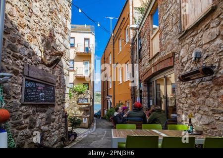 Sergeant's Lane, St Julian Street, Tenby, Pembrokeshire, Galles, Regno Unito: sede della fabbrica di birra Harbwr, Tap & Kitchen Foto Stock