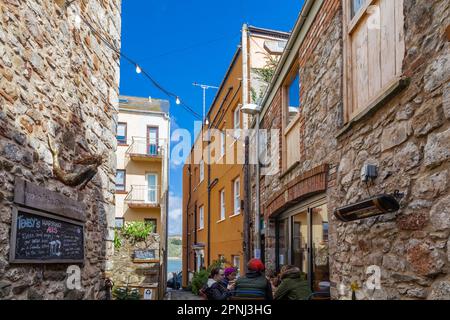 Sergeant's Lane, St Julian Street, Tenby, Pembrokeshire, Galles, Regno Unito: sede della fabbrica di birra Harbwr, Tap & Kitchen Foto Stock