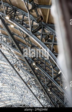 Dettagli e primo piano della struttura del tetto e dei montanti in ghisa alla stazione ferroviaria di St Pancras a Londra Foto Stock