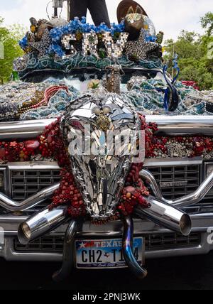 Primo piano del cranio specchiato e con perline sulla vettura d'arte Stevie Ray Vaughan di Rebecca Bass, guidata nella 36th° edizione della Houston Art Car Parade. Foto Stock