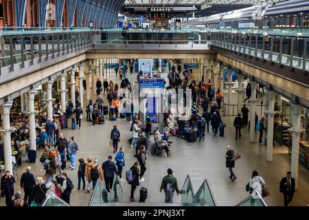 Movimento dei passeggeri alla stazione ferroviaria St Pancras International Train Station London Foto Stock