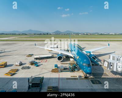 Vietnam Airlines Airbus A350 all'aeroporto internazionale noi Bai (NIA), il principale aeroporto di Hanoi, la capitale del Vietnam. Jettstart Pacific Airbus A320 l Foto Stock
