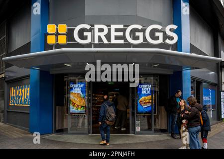 Londra, Regno Unito. 19 aprile 2023. L'esterno del ramo di Greggs a 1 Leicester Square. La catena di prodotti da forno ha chiesto una licenza per servire alimenti caldi 24 ore al giorno in questa filiale, ma la domanda è stata respinta dal Westminster City Council, che sostiene che trasformerebbe la filiale in un “luogo di ritrovo per i disturbi notturni e i comportamenti antisociali”. Questa opinione è condivisa dalla polizia metropolitana. A partire dal maggio 16 è prevista un'audizione di tre giorni. Credit: Stephen Chung / Alamy Live News Foto Stock