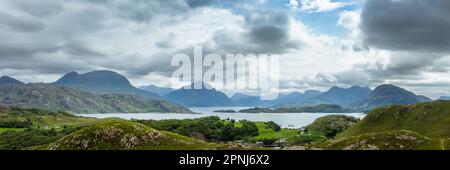 Panorama di Loch Torridon nelle Highlands nord-occidentali, Scozia, Regno Unito Foto Stock