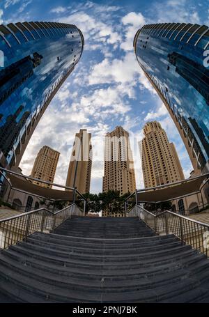 Vista grandangolare di edifici di appartamenti alti e hotel sull'acqua a Dubai Marina negli Emirati Arabi Uniti Foto Stock