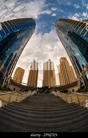 Vista grandangolare di edifici di appartamenti alti e hotel sull'acqua a Dubai Marina negli Emirati Arabi Uniti Foto Stock