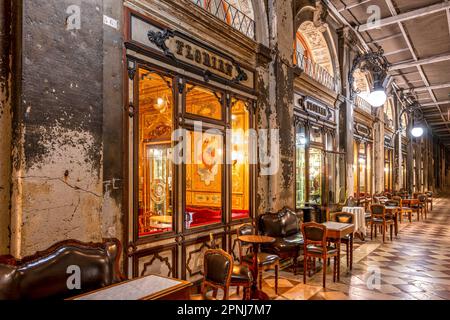 Fondato nel 1720, il caffe Florian è il più antico caffè in attività continua nel mondo, Venezia, Veneto, Italia Foto Stock