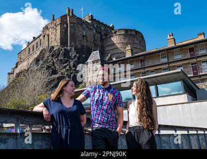 Dance base, Edimburgo, Scozia, Regno Unito, 19 aprile 2023 Edinburgh Fringe Festival: Assembly Festival e Dance base annunciano il loro programma per Fringe di quest’anno. La sede Assembly@Dance base presenterà spettacoli presso la sede del Grassmarket. Nella foto: Sally, Dance base Artistic Director, Tony Mills, coreografo e ballerina Katie Armstrong, che celebra l'annuncio del suo debutto Fringe sul tetto del locale sullo sfondo del castello di Edimburgo. Credit: Anderson/Alamy Live News Foto Stock