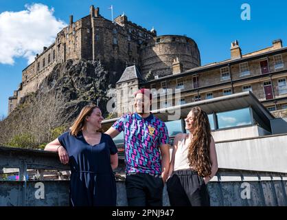 Dance base, Edimburgo, Scozia, Regno Unito, 19 aprile 2023 Edinburgh Fringe Festival: Assembly Festival e Dance base annunciano il loro programma per Fringe di quest’anno. La sede Assembly@Dance base presenterà spettacoli presso la sede del Grassmarket. Nella foto: Sally, Dance base Artistic Director, Tony Mills, coreografo e ballerina Katie Armstrong, che celebra l'annuncio del suo debutto Fringe sul tetto del locale sullo sfondo del castello di Edimburgo. Credit: Anderson/Alamy Live News Foto Stock