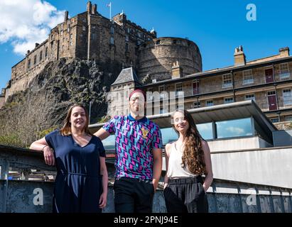 Dance base, Edimburgo, Scozia, Regno Unito, 19 aprile 2023 Edinburgh Fringe Festival: Assembly Festival e Dance base annunciano il loro programma per Fringe di quest’anno. La sede Assembly@Dance base presenterà spettacoli presso la sede del Grassmarket. Nella foto: Sally, Dance base Artistic Director, Tony Mills, coreografo e ballerina Katie Armstrong, che celebra l'annuncio del suo debutto Fringe sul tetto del locale sullo sfondo del castello di Edimburgo. Credit: Anderson/Alamy Live News Foto Stock