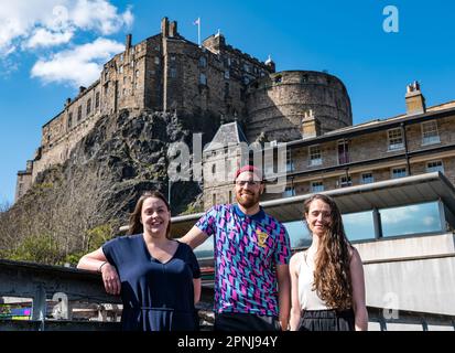 Dance base, Edimburgo, Scozia, Regno Unito, 19 aprile 2023 Edinburgh Fringe Festival: Assembly Festival e Dance base annunciano il loro programma per Fringe di quest’anno. La sede Assembly@Dance base presenterà spettacoli presso la sede del Grassmarket. Nella foto: Sally, Dance base Artistic Director, Tony Mills, coreografo e ballerina Katie Armstrong, che celebra l'annuncio del suo debutto Fringe sul tetto del locale sullo sfondo del castello di Edimburgo. Credit: Anderson/Alamy Live News Foto Stock