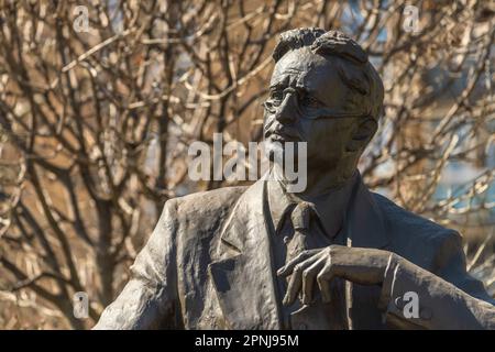 Novi Sad, Serbia - 24 marzo 2023: Busto di Uzeyir Hajibeyov, un compositore azerbaigiano, direttore d'orchestra, pubblicista, drammaturgo, e figura sociale Foto Stock