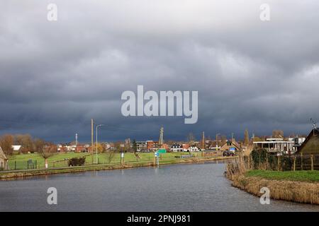 Anello del canale Zuidplaspolder con nuvole scure sopra di esso a Moordrecht, nei Paesi Bassi Foto Stock