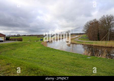 Anello del canale Zuidplaspolder con nuvole scure sopra di esso a Moordrecht, nei Paesi Bassi Foto Stock