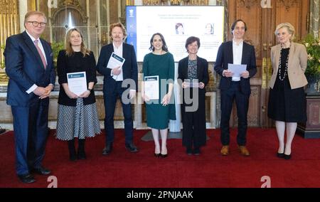 FMRE/GSKE Presidente del Consiglio di Amministrazione Hein Deprez, premiati e principessa Astrid del Belgio, raffigurati durante la presentazione dei premi scientifici per l'anno 2023 della Queen Elisabeth Medical Foundation (FMRE - GSKE), a Bruxelles, mercoledì 19 aprile 2023. Sessione accademica della Queen Elisabeth Medical Foundation e presentazione dei premi scientifici della Fondazione per l'anno 2023. I premi scientifici mirano a sostenere i ricercatori belgi nel campo delle neuroscienze. Diversi progetti sono stati selezionati dal Consiglio di Amministrazione della Fondazione su proposta dei suoi scienziati Foto Stock