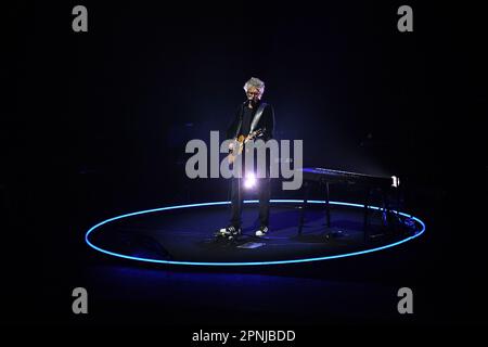 Milano, Italia. 18th Apr, 2023. Niccolo' Fabi durante Niccolo Fabi - Meno per Meno tour 2023, concerto di musica italiana a Milano, aprile 18 2023 Credit: Independent Photo Agency/Alamy Live News Foto Stock