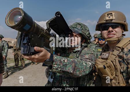 San Antonio, Filippine. 17th Apr, 2023. STATI UNITI Corpo marino Lance CPL. Bailey Parr, a destra, guarda su come un marino filippino si prepara a sparare un missile simulato FIM-92 Stinger superficie-aria durante Balikatan 23, presso la Stazione Navale Leovigildo Gantioqui, Filippine, 17 aprile 2023 a San Antonio, Zambales, Luzon, Filippine. Credit: CPL. Kyle Chan/US Marine Corps/Alamy Live News Foto Stock