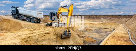 l'escavatore sta scavando e lavorando in cantiere Foto Stock