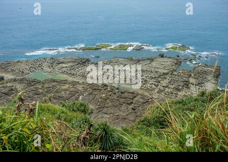 Capo Bitou (Bitoujiao) spiaggia rocciosa di mare con oceano blu in un giorno d'estate, quartiere Ruifang della città di New Taipei, Taiwan Foto Stock