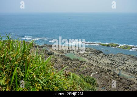 Capo Bitou (Bitoujiao) spiaggia rocciosa di mare con oceano blu in un giorno d'estate, quartiere Ruifang della città di New Taipei, Taiwan Foto Stock