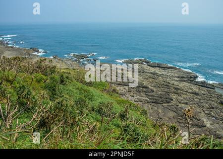 Capo Bitou (Bitoujiao) spiaggia rocciosa di mare con oceano blu in un giorno d'estate, quartiere Ruifang della città di New Taipei, Taiwan Foto Stock