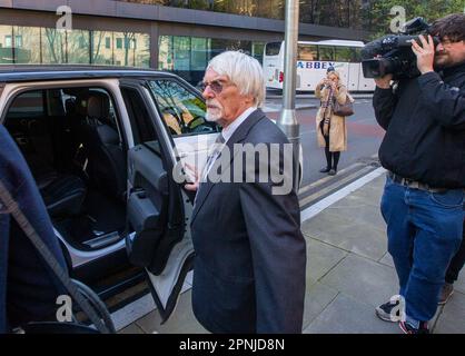 Londra, Inghilterra, Regno Unito. 19th Apr, 2023. L'ex boss di Formula uno BERNIE ECCLESTONE è visto lasciare Southwark Crown Court dopo un processo sulle accuse di frode da falsa rappresentanza per un presunto fallimento di dichiarare 400 milioni di sterline di beni esteri al governo. (Credit Image: © Tayfun Salci/ZUMA Press Wire) SOLO PER USO EDITORIALE! Non per USO commerciale! Foto Stock