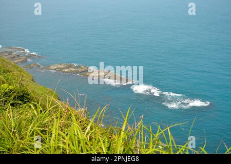 Capo Bitou (Bitoujiao) spiaggia rocciosa di mare con oceano blu in un giorno d'estate, quartiere Ruifang della città di New Taipei, Taiwan Foto Stock
