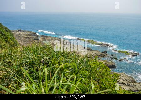 Capo Bitou (Bitoujiao) spiaggia rocciosa di mare con oceano blu in un giorno d'estate, quartiere Ruifang della città di New Taipei, Taiwan Foto Stock