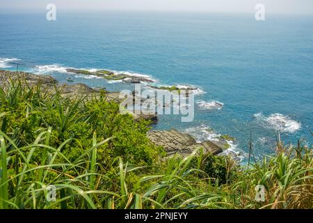 Capo Bitou (Bitoujiao) spiaggia rocciosa di mare con oceano blu in un giorno d'estate, quartiere Ruifang della città di New Taipei, Taiwan Foto Stock